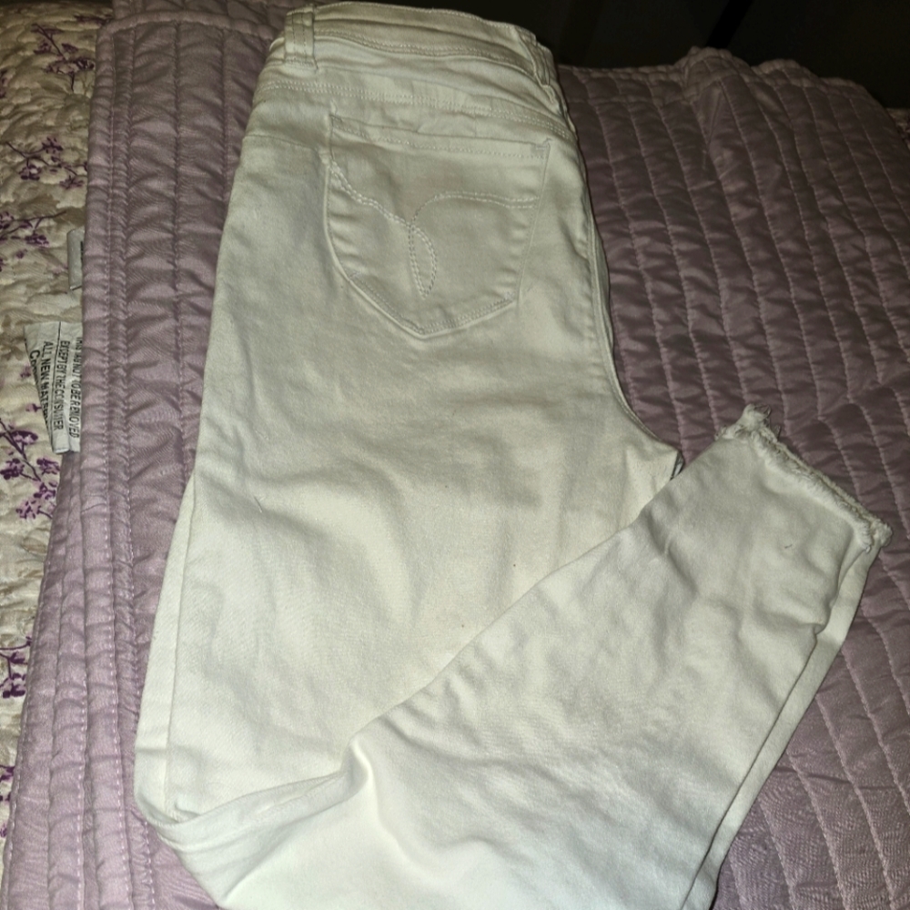 Juniors Sz 7/28 white distressed ankle Skinny jeans